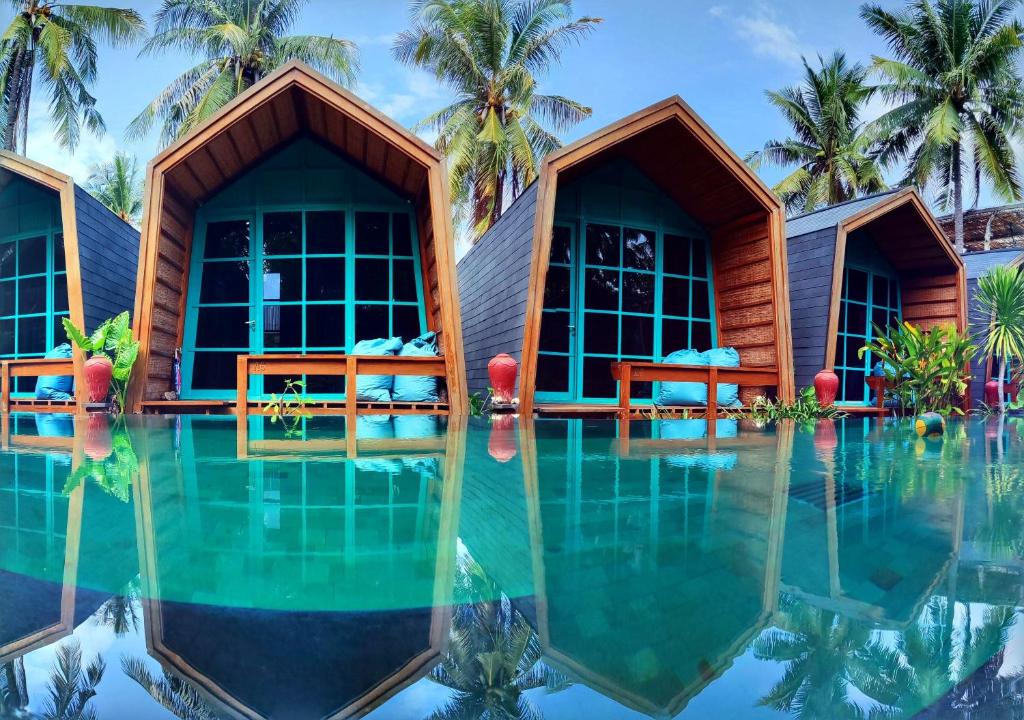 吉利特拉旺安Absolute Villa的一座带游泳池和棕榈树的度假村