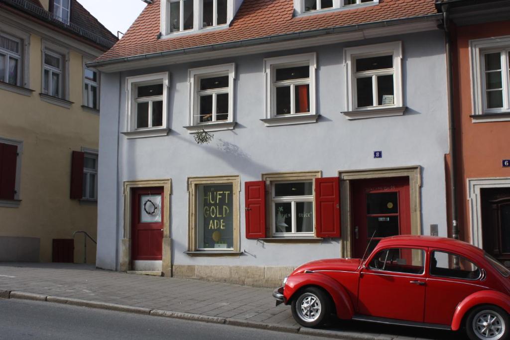 班贝格巴姆贝格美丽的度假酒店的停在大楼前的红色汽车