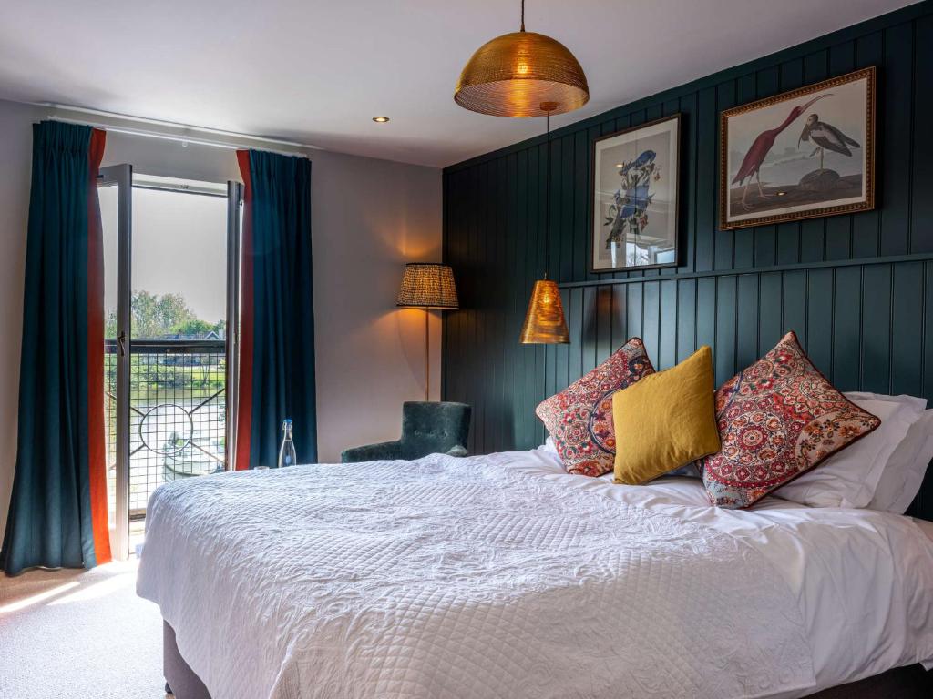 彻特西桥梁酒店的一间卧室设有一张大床和一个窗户。