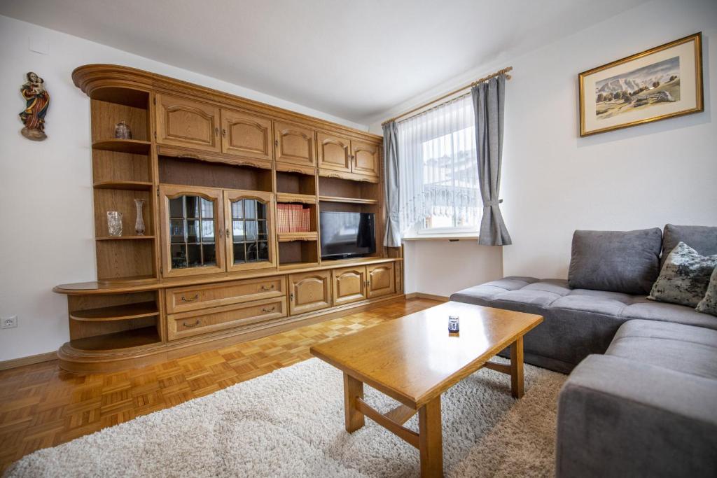 奥蒂塞伊Apartments Stua da Carlo的带沙发和咖啡桌的客厅