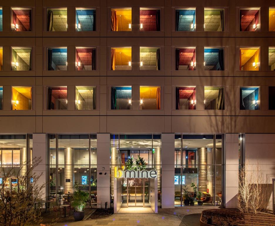 美因河畔法兰克福b'mine Hotel Frankfurt Airport的外景建筑,设有照明窗户