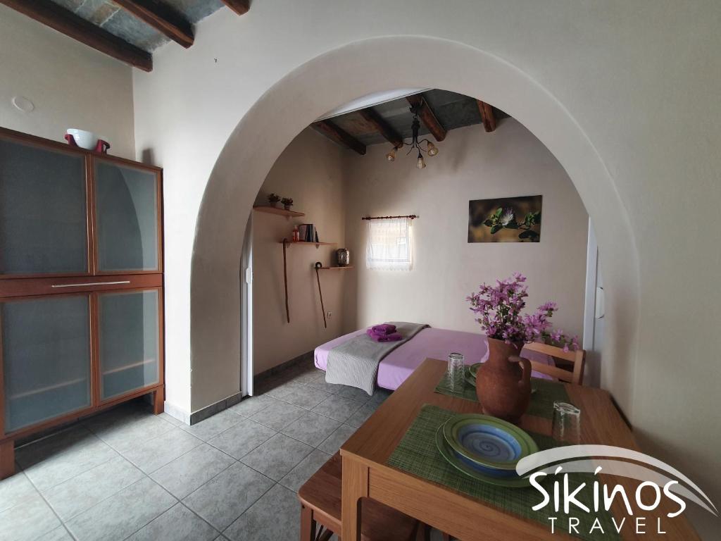 锡基诺斯岛Sikinos Summer Nest的一间带桌子的客厅和一间卧室