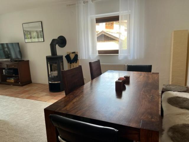 施利尔塞Apartment BERGfamilie - gemütlich ausgestattet, ruhig und familienfreundlich的客厅配有木桌和沙发