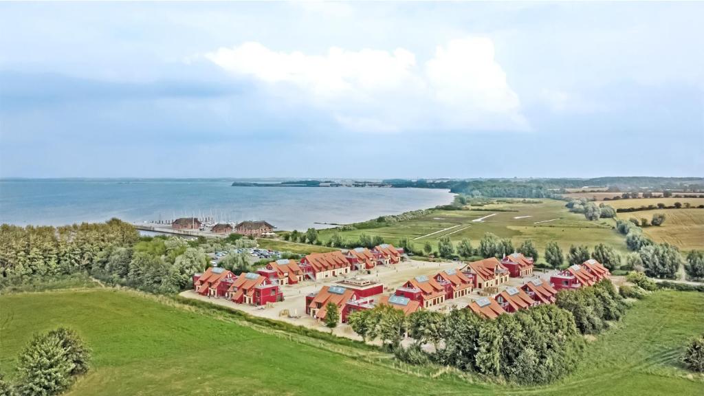 赫亨基尔兴Bades Huk Ferien-Resort的享有红色屋顶农场的空中景色