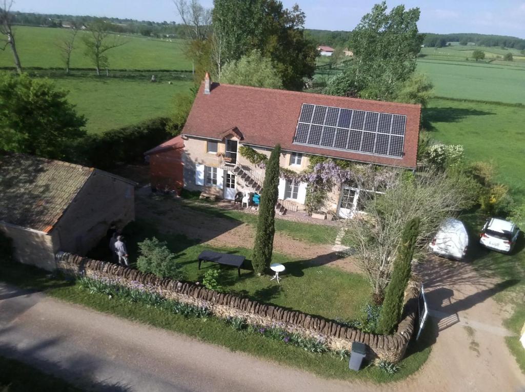 Anzy-le-DucLe Charbonnet的享有带太阳能屋顶房屋的空中景致