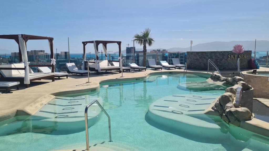 直布罗陀Ocean Spa Plaza Resort Apartment的一座大楼顶部的游泳池
