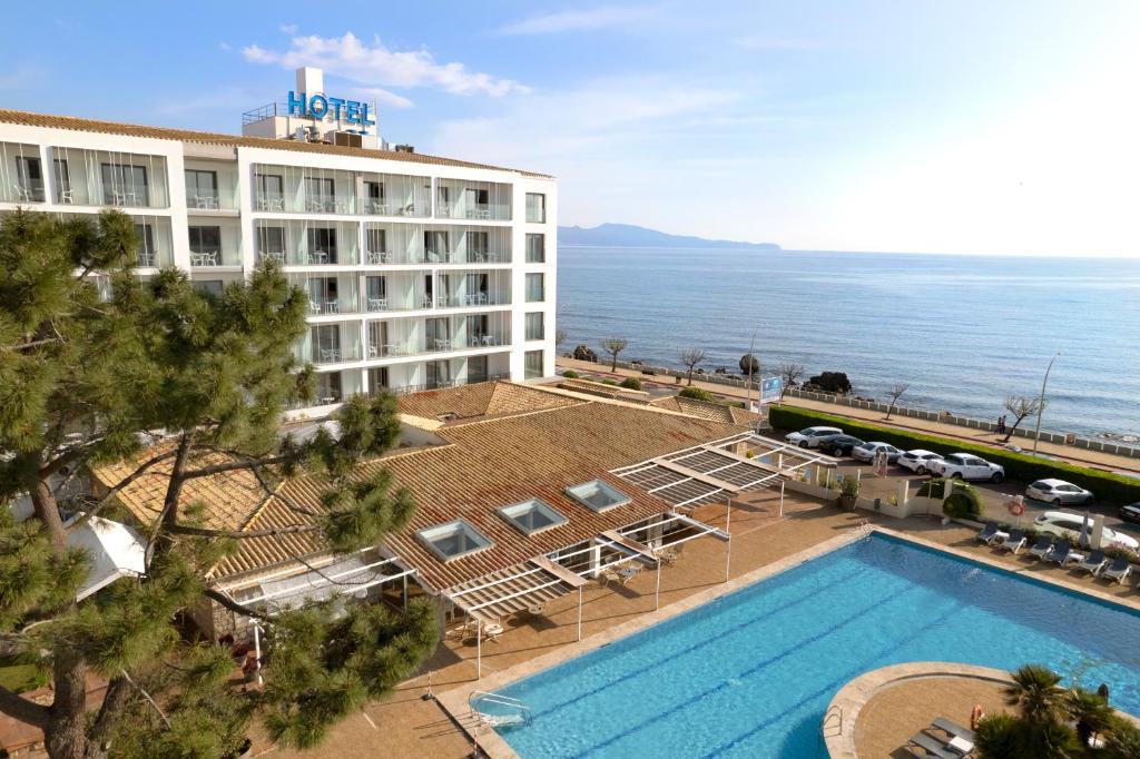 莱斯卡拉尼维玛房车酒店的享有酒店空中景致,设有游泳池和海洋