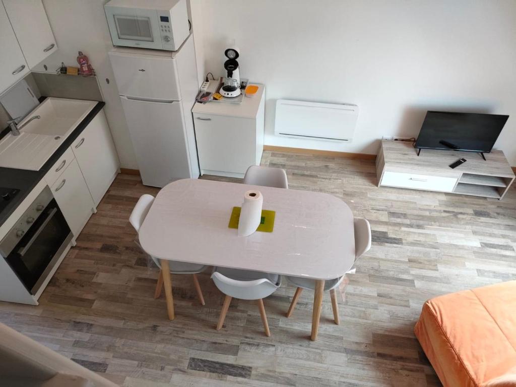 布尔堡STUDIO-COSY的小厨房配有白色的桌子和椅子