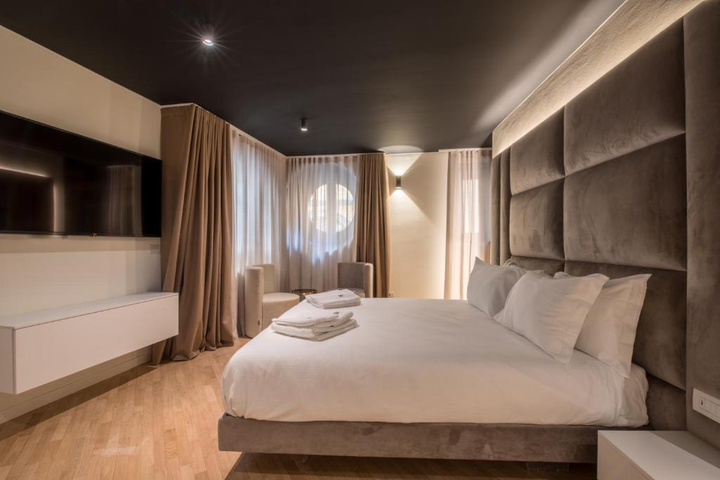 米兰Brera Luxury Apartment near Duomo With Wifi的一间卧室配有一张大床和大床头板