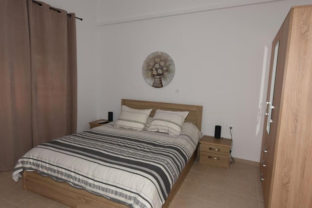 纳夫普利翁Ηermes Apartment - 3的一间卧室配有一张大床和两个枕头