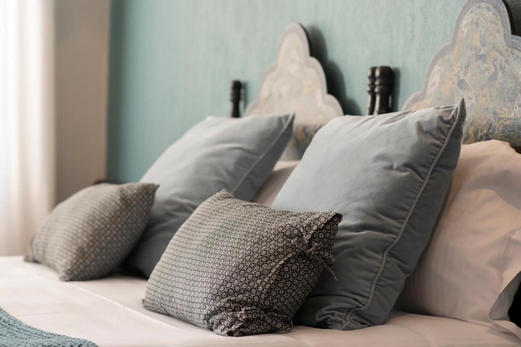 巴斯洛内特Hotel Spa Azteca Barcelonnette的床上的一大堆枕头