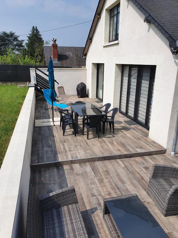 阿姆博斯Joli appartement avec vue sur la Loire的露台设有桌椅