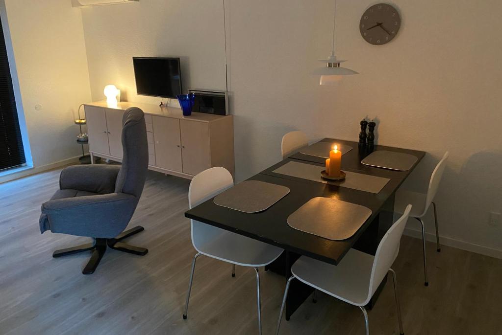 布罗艾厄AgerBro的用餐室配有桌椅和蜡烛