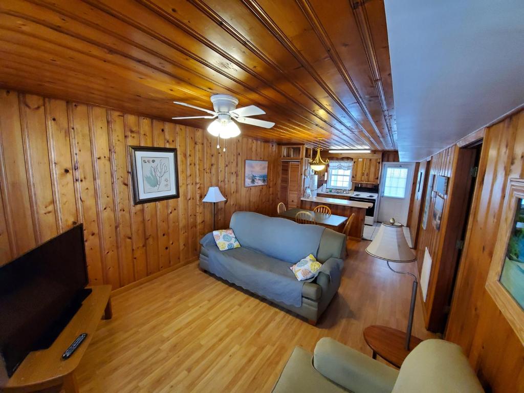 默特尔比奇Atlantic Winds Condos的带沙发和吊扇的客厅