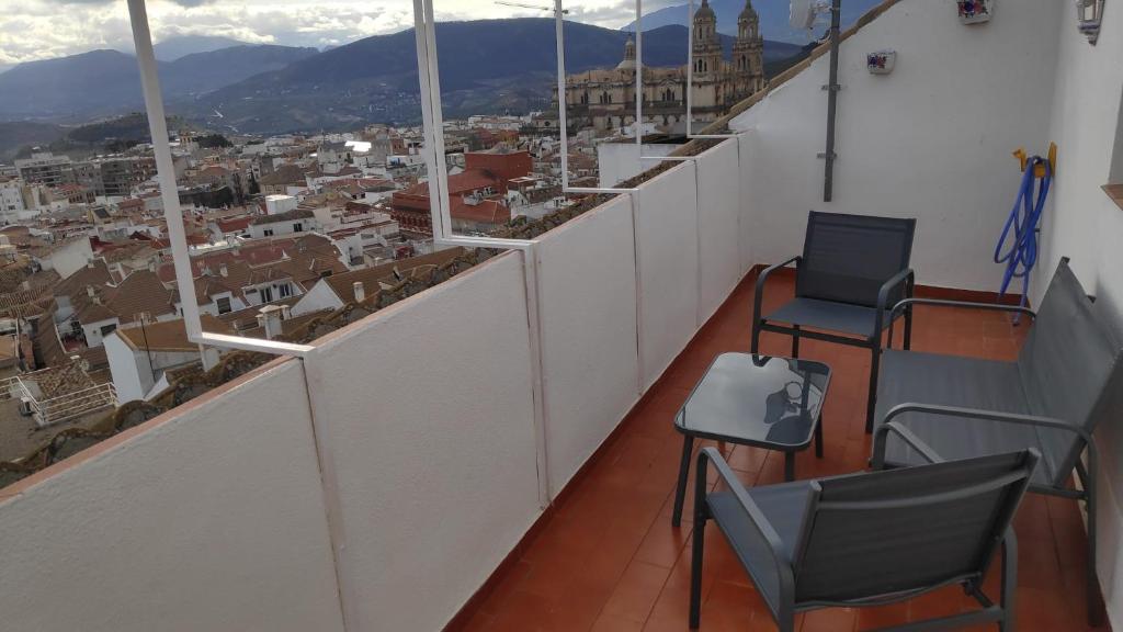 哈恩Dúplex San Lorenzo 2 PARKING GRATUITOS的市景阳台配有椅子