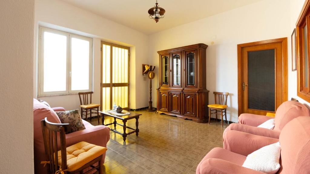 奥列纳Appartamento Melathu con Wi-Fi的客厅配有粉红色的沙发和椅子