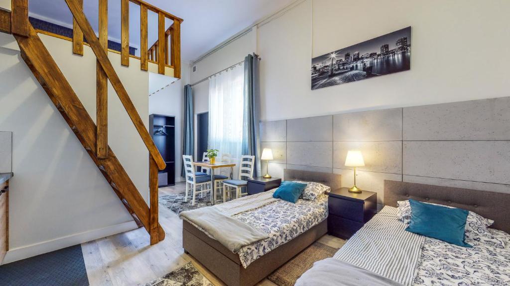 弗罗茨瓦夫City Place Noclegi的酒店客房带两张床和楼梯
