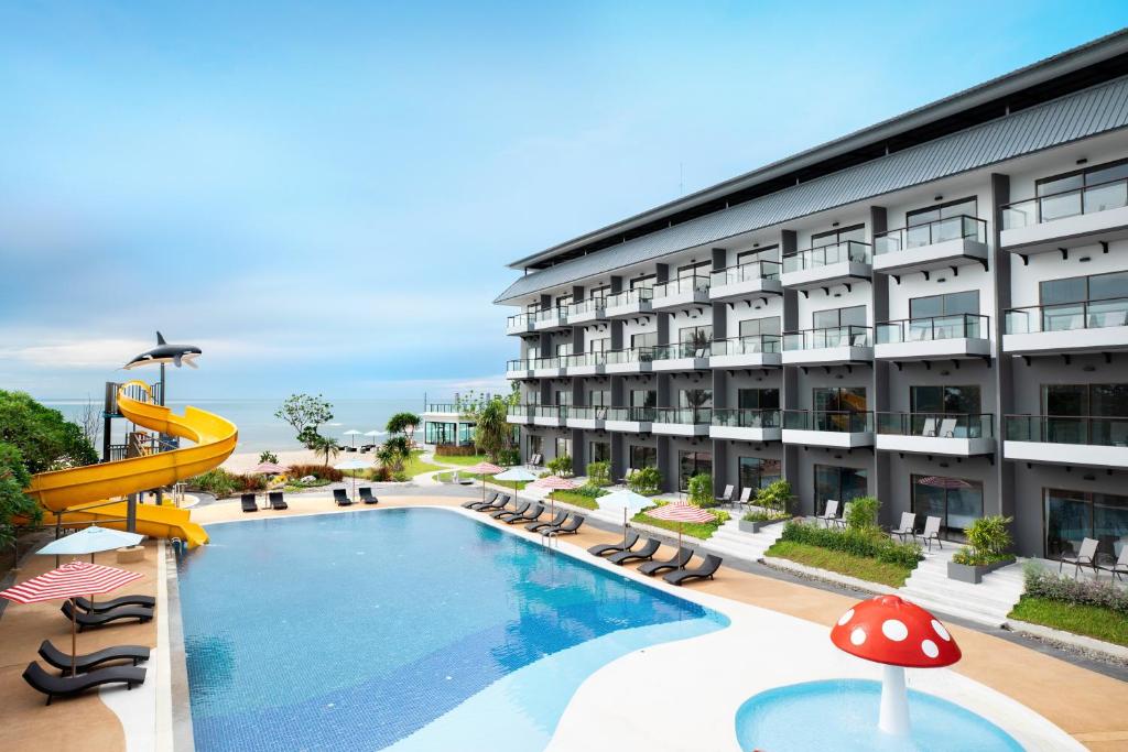 Centara Life Cha-Am Beach Resort Hua Hin内部或周边的泳池