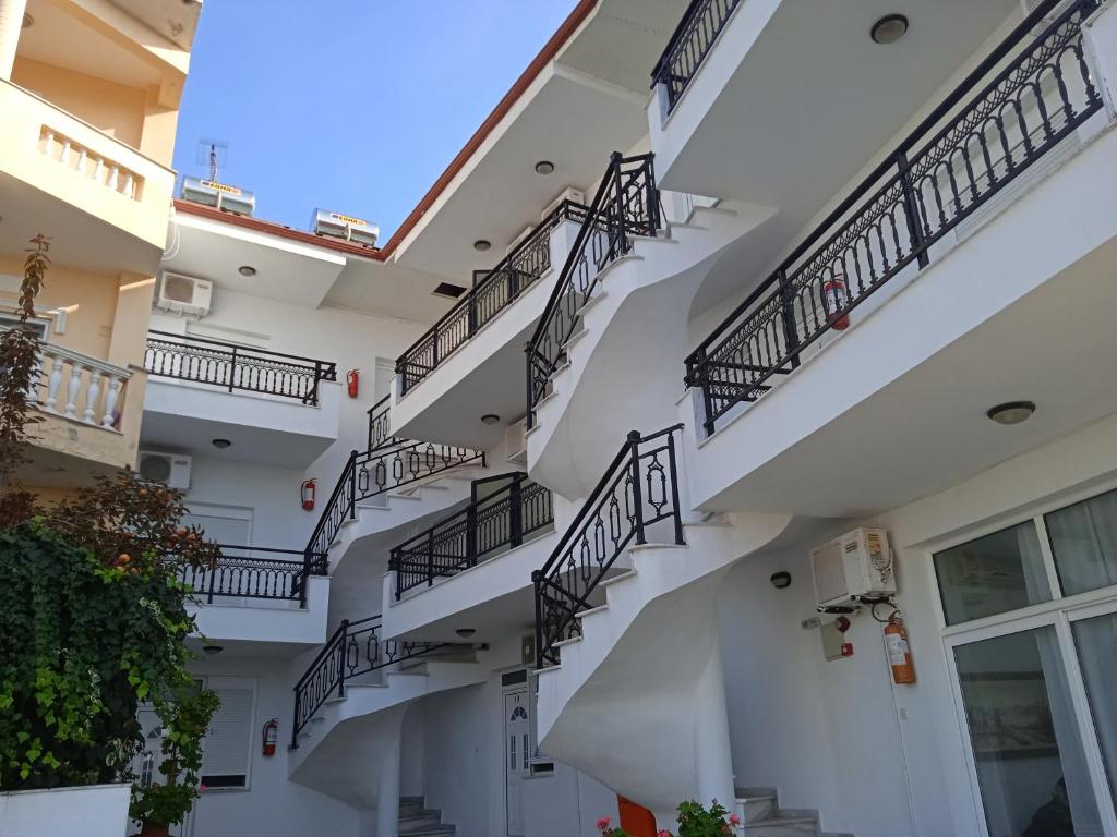 利迈纳里亚Villa Chrissa的带阳台的大楼内的螺旋楼梯