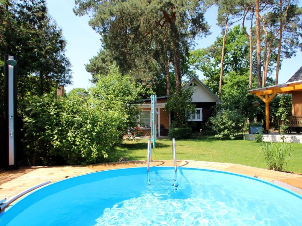 柏林holiday home, Berlin的房屋后院的游泳池