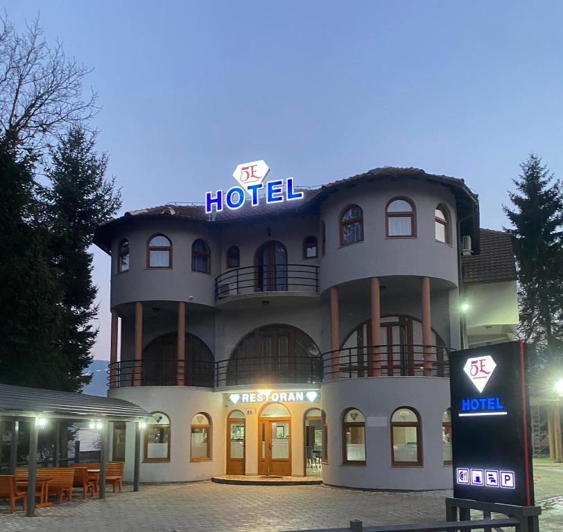 普拉夫Hotel5E的上面有标志的酒店