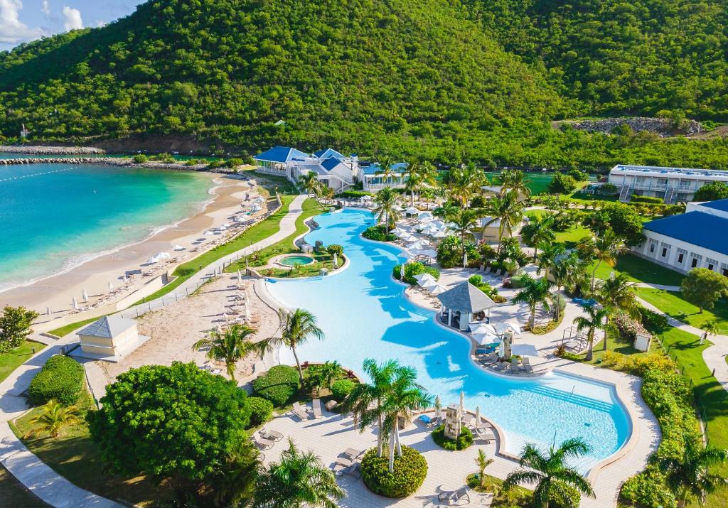 格兰德凯斯Secrets St. Martin Resort & Spa的享有度假村和海滩的空中景致
