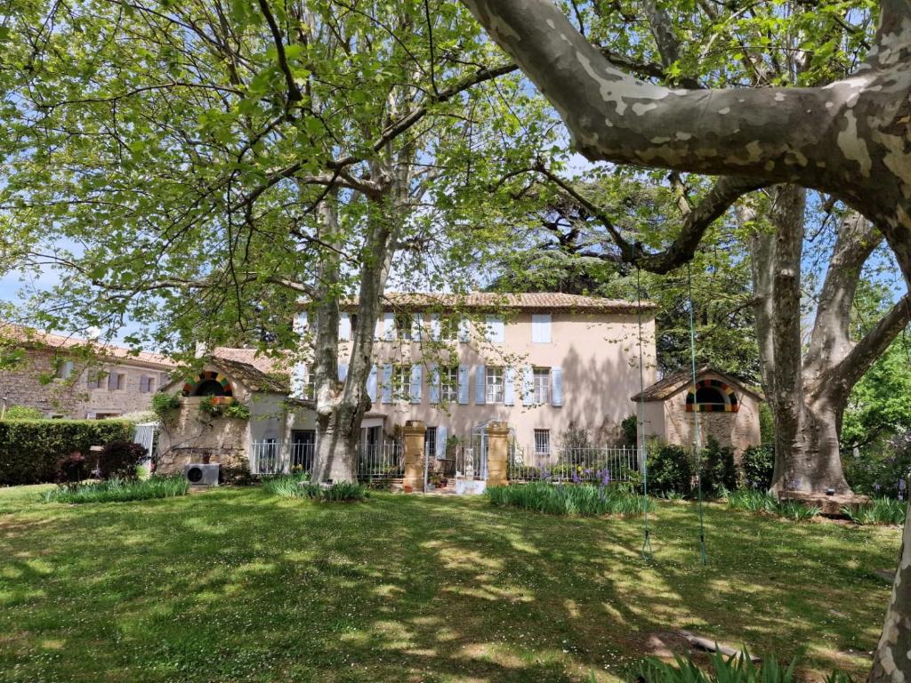 弗维沃1560- Domaine Des Cinq Jardins- A Magical and Authentic Mansion的院子里有树木的大房子