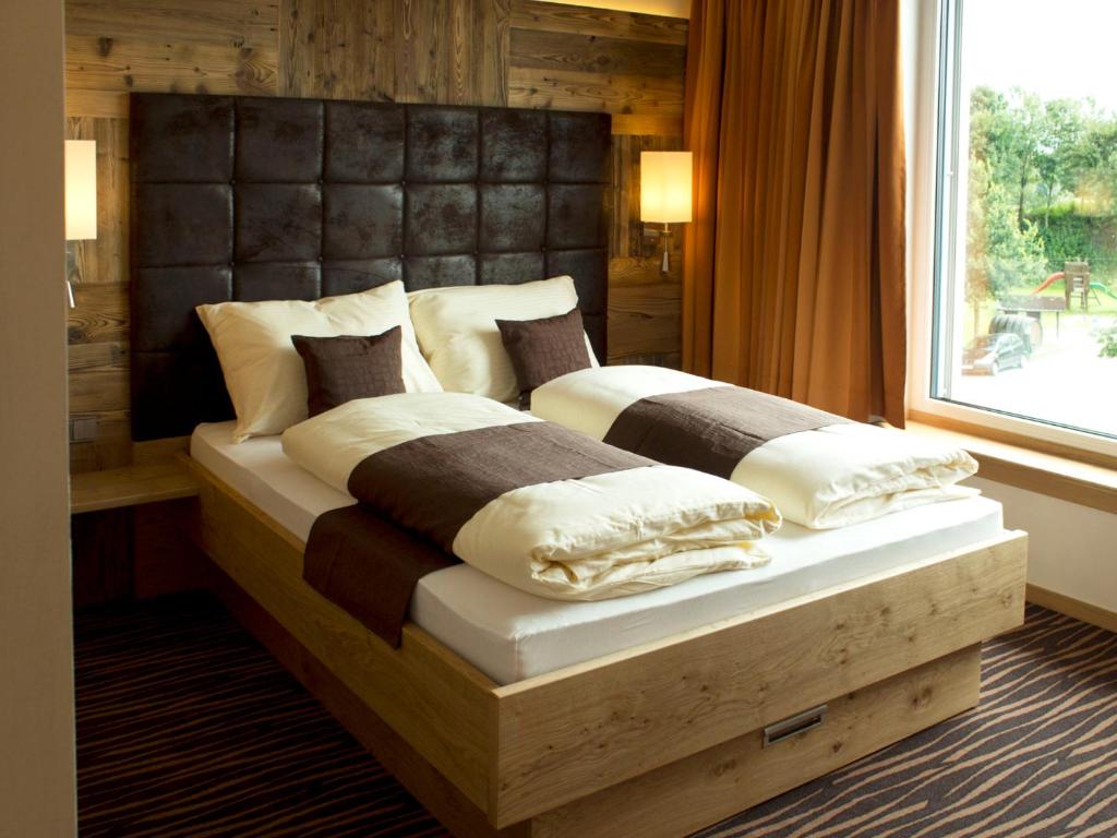 布赫洛厄阿尔本弗莱酒店的一间卧室设有两张大床和大窗户