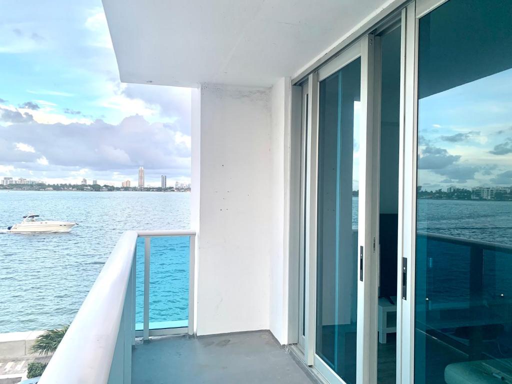迈阿密海滩Great private room的享有水景的建筑阳台
