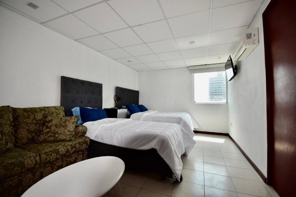 蒙特雷Room in Guest room - Habitacion Tipo Hotel En Obispado的酒店客房,设有两张床和一张沙发