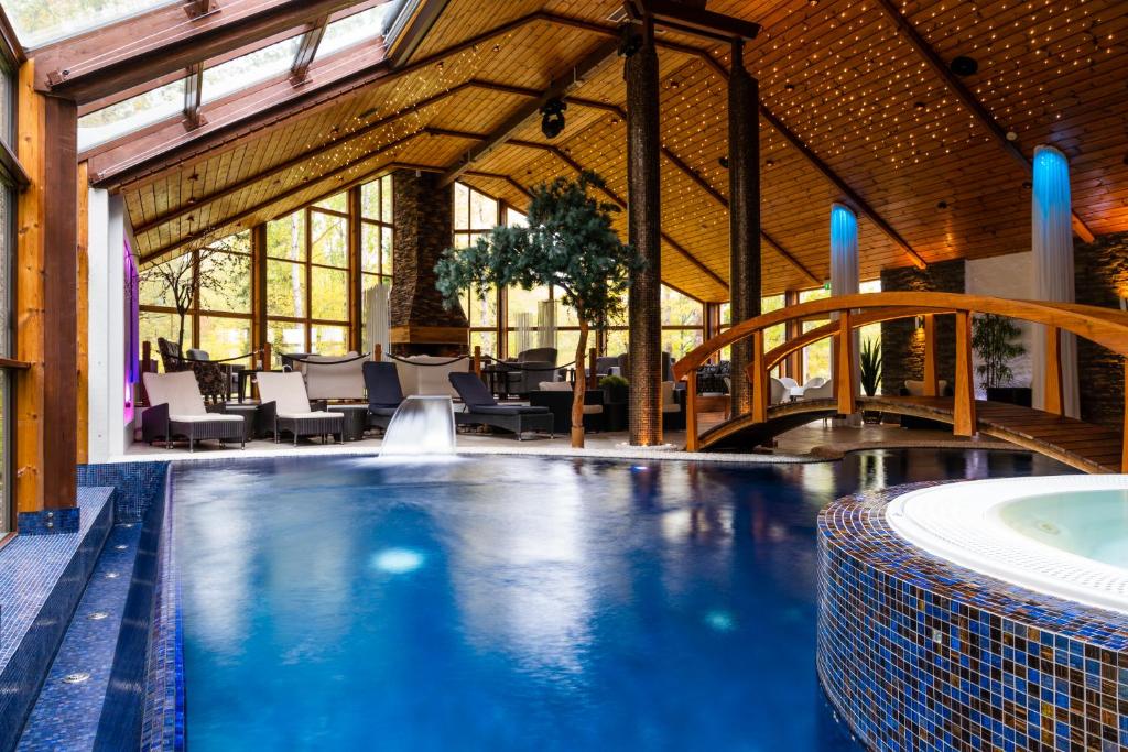 Knivsta诺瓦帕克康弗里斯酒店的一座带桌椅的大型游泳池