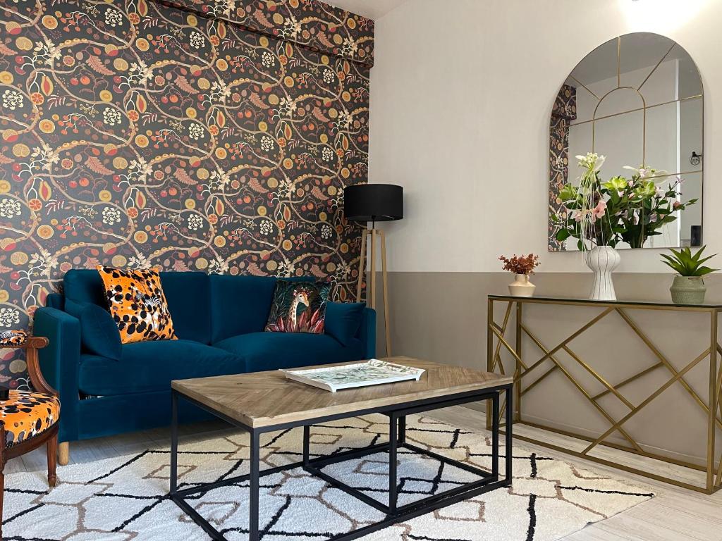 拉罗谢尔Apartment- La Rochelle historic city centre的客厅配有蓝色的沙发和桌子