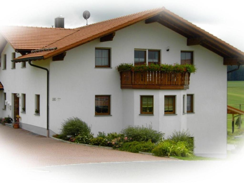 HohenauHaus "Panorama"的白色的房子,阳台上种植了植物