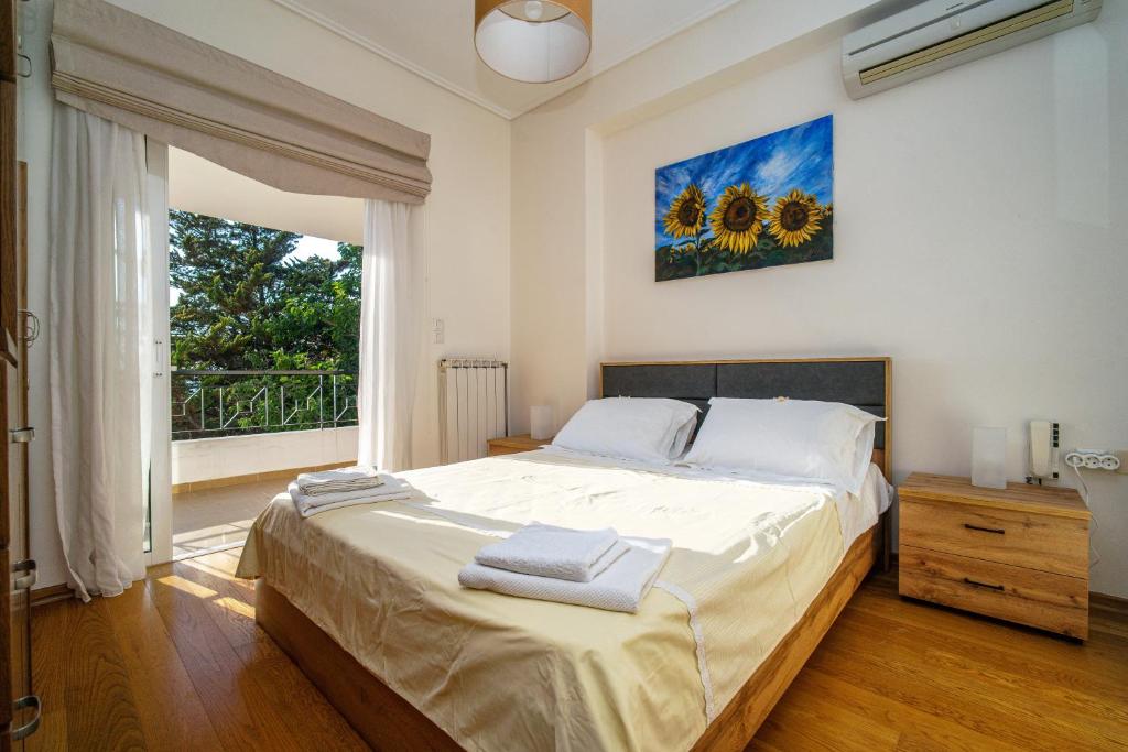 阿纳维索斯VILLA ELENI的一间卧室设有一张大床和一个大窗户