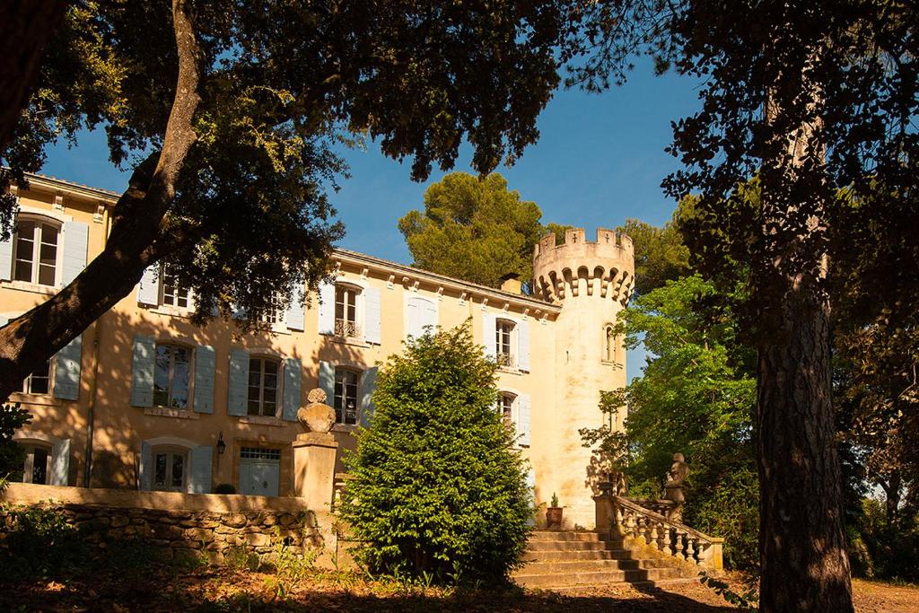 屈屈龙Château la Sable, chambres d'hôtes的一座城堡,在一座建筑前有楼梯