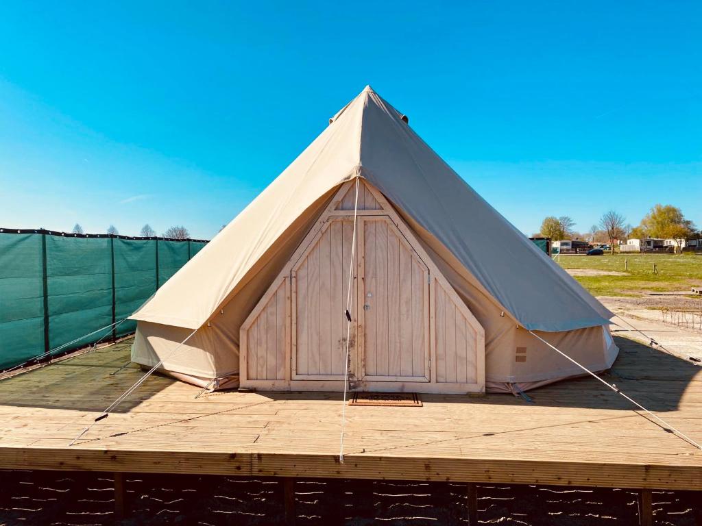 HeerewaardenBell Tent的木制甲板上的大型帐篷