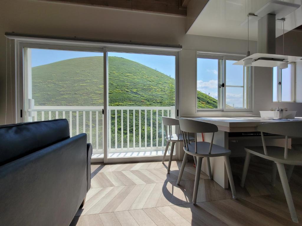 Futoスマートステイ大室山2合目的一个带桌椅和大窗户的厨房