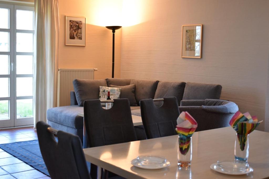 KreptitzFerienparadies Rugana D09的客厅配有沙发和桌子