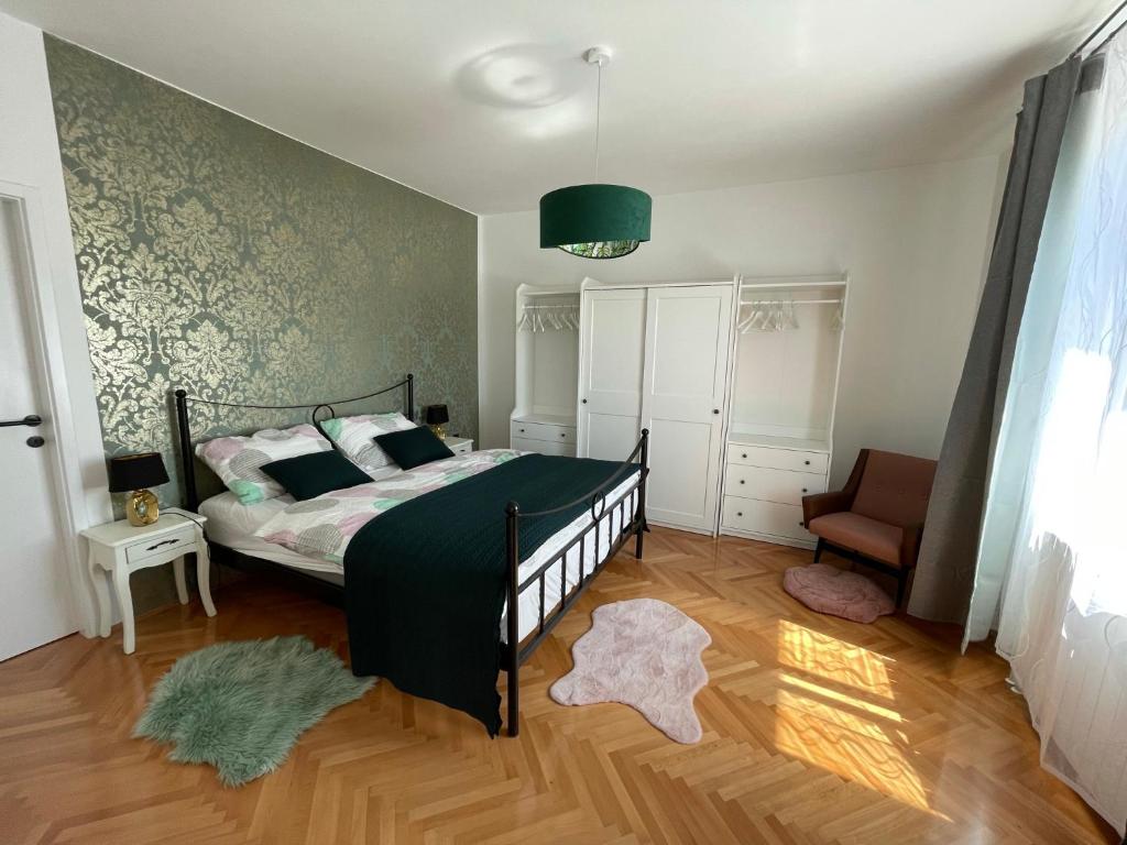 塞扎纳Cilka`s house, authentic homestay near Lipica的一间卧室配有一张床和一把椅子
