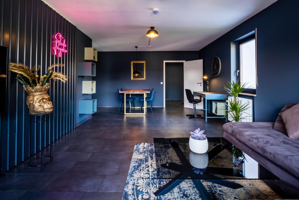 卡尔斯鲁厄Studio Fayence - EMMA, Netflix, WiFi, Workspace的客厅拥有蓝色的墙壁和沙发