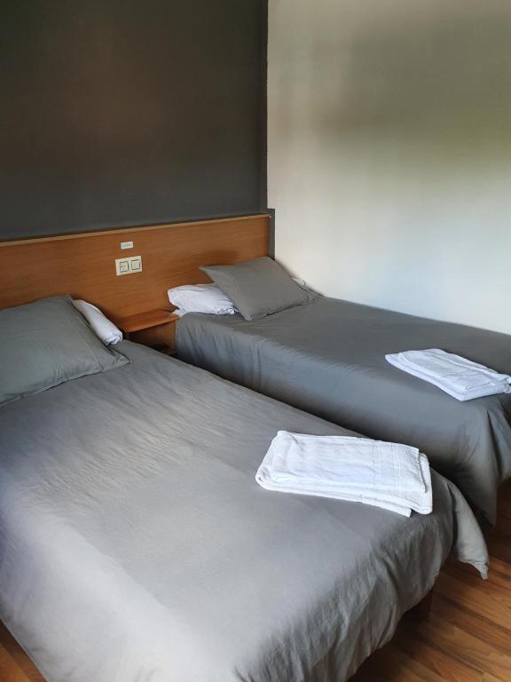 拉瓦克拉A Concha的客房内的两张床和白色毛巾