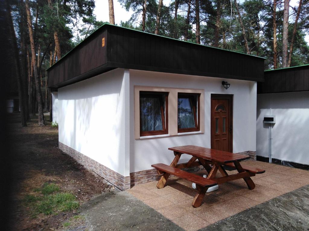 斯塔勒斯普拉维Bungalov Elite的小屋前方设有野餐桌