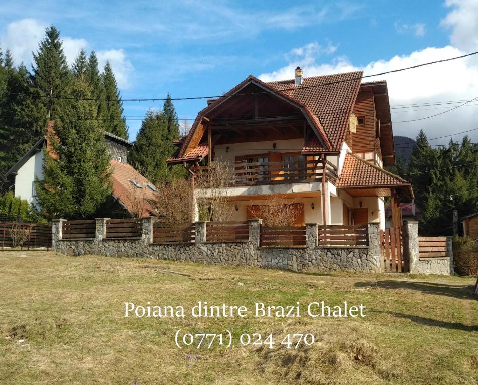 锡纳亚Poiana dintre Brazi Chalet, Bucegi Panorama的前面有围栏的房子