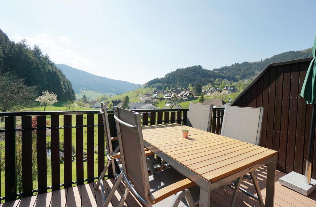 西蒙斯瓦尔德Schultiskopf - Stubenhof, Black Forest的观景甲板上的木桌和椅子