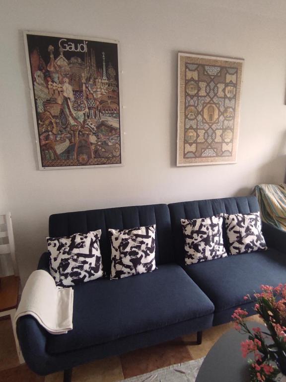 PurchilPrecioso apartamento con aparcamiento gratuito的客厅配有蓝色沙发及枕头