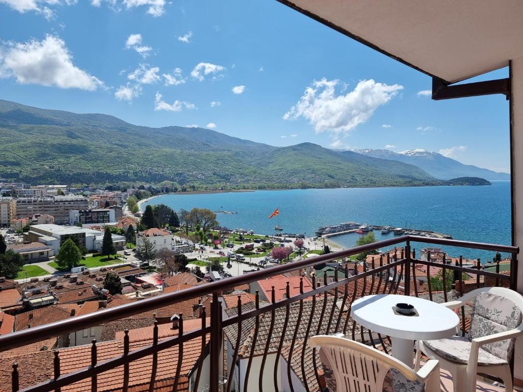 奥赫里德马斯卡斯特罗别墅酒店的享有湖泊和山脉美景的阳台。