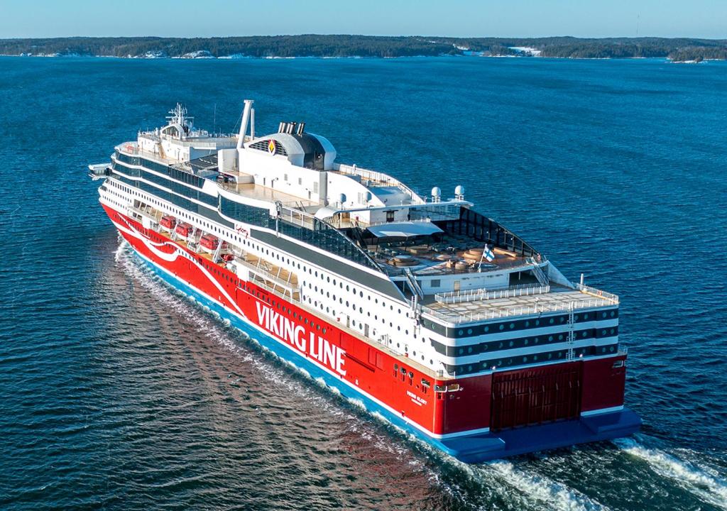 斯德哥尔摩Viking Line ferry Viking Glory - Mini-cruise from Stockholm的一艘大红色的游船在水中