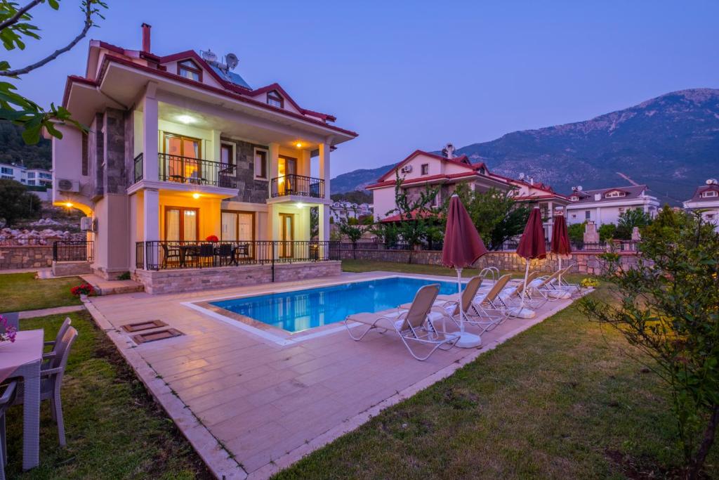 厄吕代尼兹Infinity Opal Villa的别墅前设有游泳池