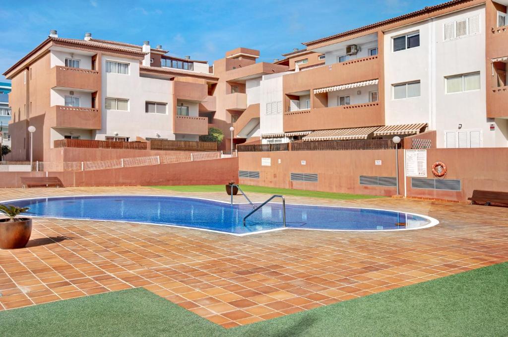 圭马尔Apartamento Puertito Guimar的一座大楼前空的游泳池