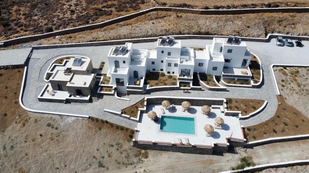 KrotiriKrotiri View Paros的享有白色建筑空中美景,设有游泳池